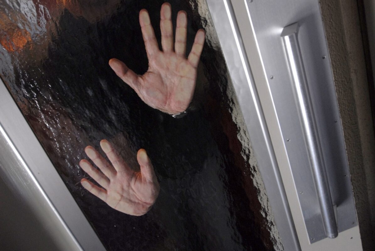 Palermo - Dramma in un condominio di via Oreto a Palermo, dove questa mattina una donna di 61 anni, Francesca Marchione, è stata trovata morta all'interno dell'ascensore del palazzo, rimasto bloccato tra due piani.