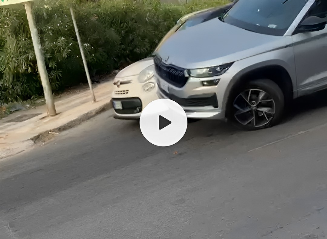 Follia a Palermo, lite tra automobilisti finisce in speronamenti e inseguimento (VIDEO) Momenti di follia a Sferracavallo, borgata marinara di Palermo, dove due automobilisti sono venuti alle mani al termine di una violenta lite per motivi ancora da chiarire. Il tutto documentato in un video diventato presto virale sul web.