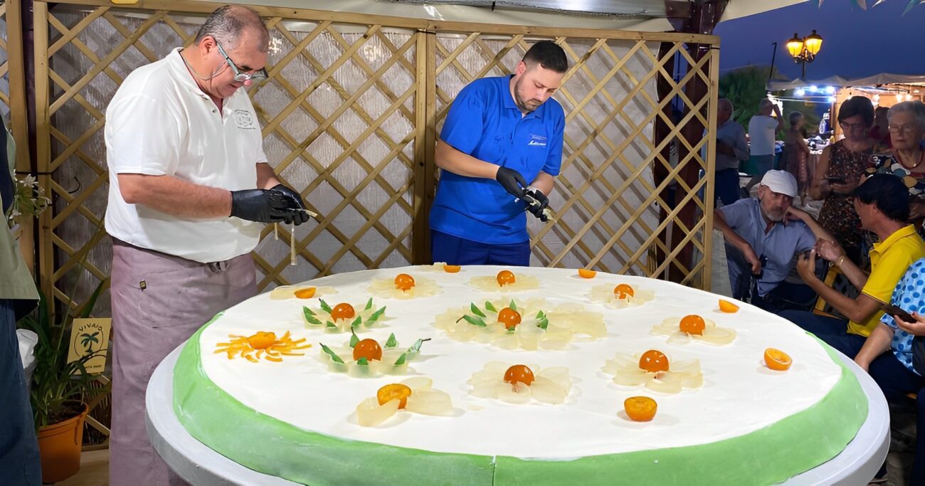 Cassata siciliana da record a Castellammare del Golfo: pesava 270 chili Una cassata siciliana da Guinness dei Primati quella realizzata a Castellammare del Golfo in occasione dei festeggiamenti per la patrona Maria Santissima del Soccorso. La golosa prelibatezza made in Sicily da oltre 270 kg è stata preparata da abili maestri pasticceri con ingredienti da capogiro: 14 pan di spagna, 130 kg di ricotta, 70 kg di canditi e 10 kg di pasta di mandorle.