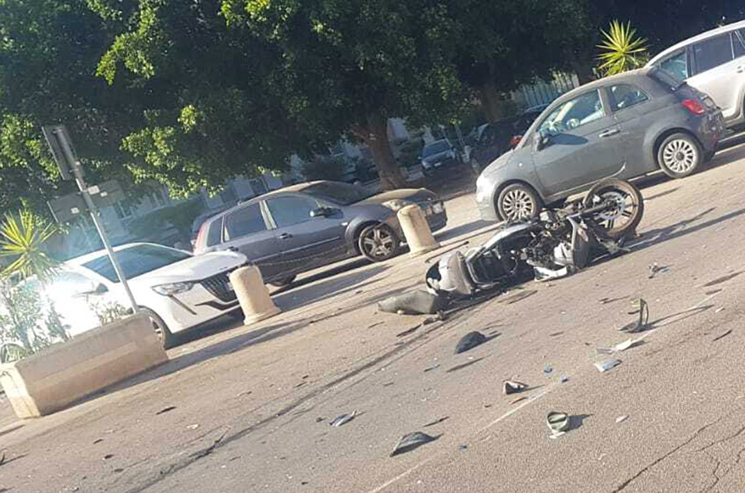 Tragedia all'alba a Palermo dove un motociclista è morto in un violento scontro frontale con un'altra moto nei pressi dell'ingresso dell'ospedale Civico. La vittima è Giuseppe D'Anna, 51 anni, deceduto sul colpo nel giorno del suo compleanno. Secondo una prima ricostruzione, l'incidente è avvenuto intorno alle 5 del mattino in via Lazzaro, proprio di fronte all'ingresso del nosocomio palermitano. D'Anna stava uscendo dal piazzale dell'ospedale in sella alla sua moto quando, per cause ancora in via di accertamento, si è scontrato frontalmente con un altro motociclista che invece stava entrando nell'area ospedaliera.