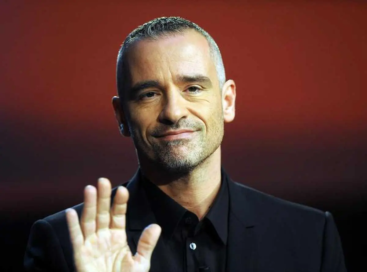 Eros Ramazzotti in Sicilia con il cuore, tre date per portare spensieratezza dopo i roghi.