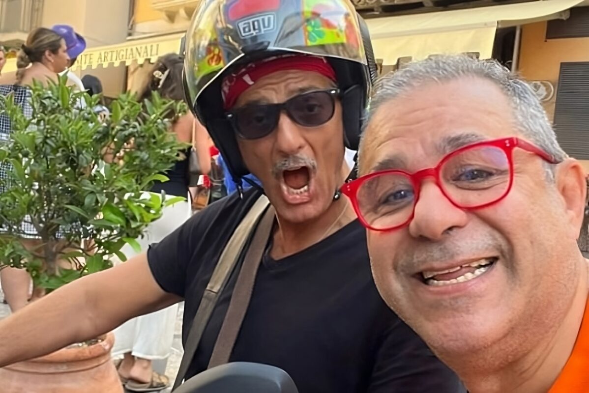 Mentre Russell Crowe passeggia per Taormina, c'è anche Fiorello nella Perla dello Ionio siciliano. Il mattatore siculo è tornato in uno dei luoghi che ama di più, dove ormai è di casa. Immancabile la sosta al Bar Bambar, dove Rosario si è intrattenuto col grande amico Saretto Bambara.