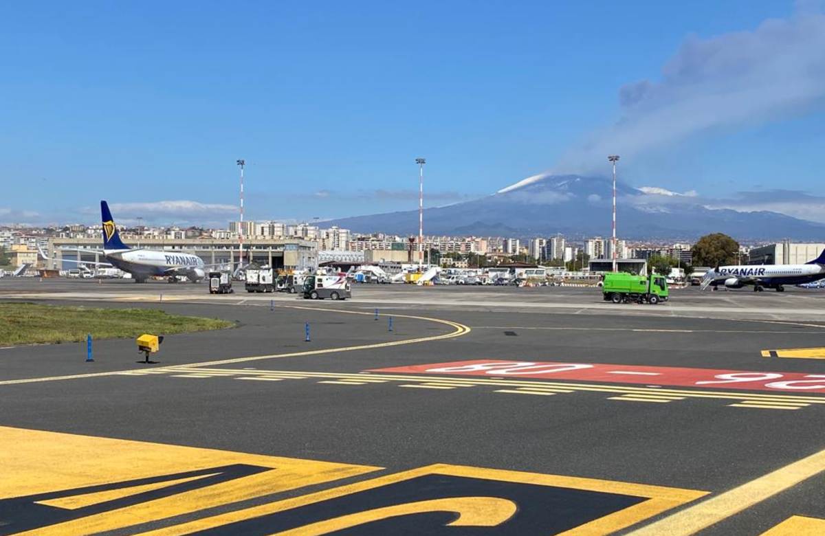 Aeroporto Catania chiuso per incendio, voli dirottati a Palermo e Trapani, disagi per migliaia di turisti. Sono già 16 i voli che da Catania sono stati dirottati a Palermo, ma il numero è destinato a crescere nelle prossime ore. Da stamattina gli aeroporti di Palermo e Trapani stanno gestendo insieme l'emergenza voli dopo la chiusura dello scalo Fontanarossa di Catania, in seguito al vasto incendio divampato nell'area arrivi durante la scorsa notte.