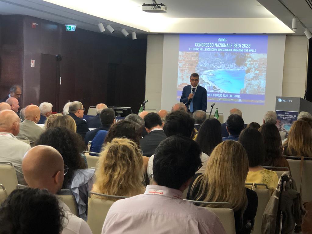 Live surgery e chirurgia ginecologica mini invasiva: la Sicilia verso l'eccellenza PALERMO. La tecnologia che rende poco invasivi gli interventi e favorisce la ripresa delle pazienti ha portato una rivoluzione in sala operatoria: è stato raggiunto il 70 per cento di trattamenti per via endoscopica nelle strutture sanitarie di riferimento. Il dato emblematico è emerso al Congresso nazionale della Società Italiana di Endoscopia Ginecologica (SEGi): dal 6 all’8 luglio a Palermo si sono confrontati grandi esperti e chirurghi ginecologici in campo nazionale ed internazionale.