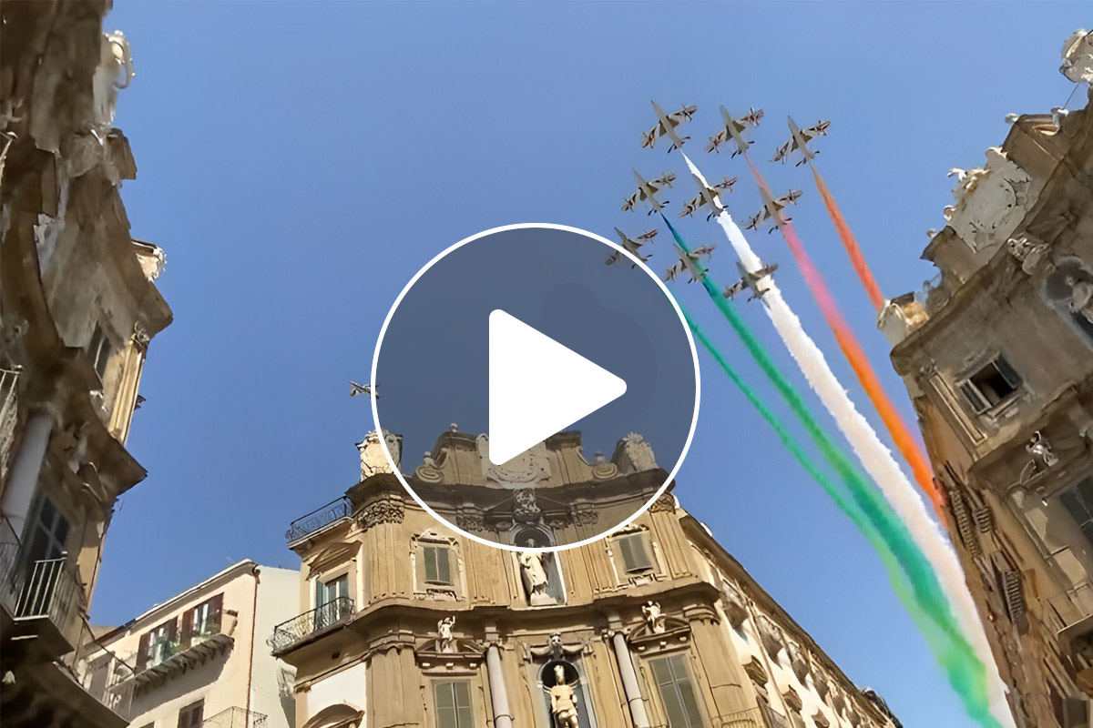 Una meraviglia le Frecce Tricolori sui cieli di Palermo. Oggi la pattuglia acrobatica dell'Aeronautica Militare ha incantato il capoluogo siciliano con il suo spettacolare show, regalando una giornata indimenticabile a migliaia di palermitani e turisti.