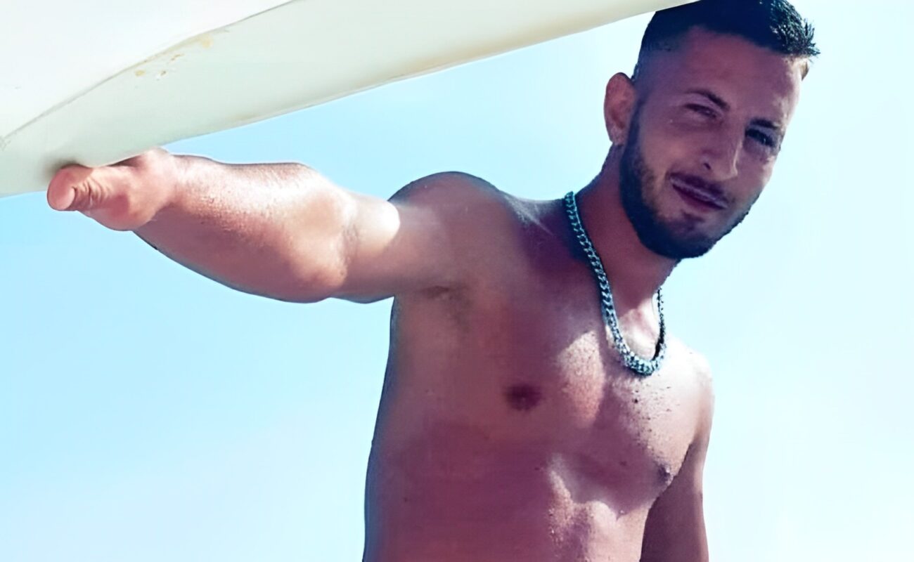 Giallo in Liguria, trovato morto un 28enne palermitano Un giallo avvolge la morte di Giuseppe Pacifico, 28 anni, palermitano, trovato senza vita domenica scorsa nel suo appartamento di via Antica Romana a Sestri Levante, in Liguria. Quando i vigili del fuoco sono riusciti a entrare nell'abitazione, chiamati dai familiari che da ore non riuscivano a mettersi in contatto con il giovane, per Pacifico non c'era ormai più nulla da fare.