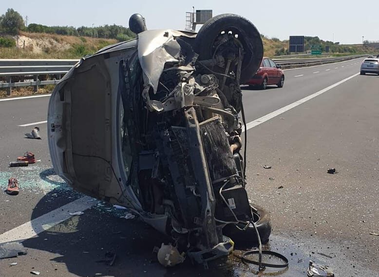 Grave incidente nel pomeriggio di ieri, domenica 16 luglio, lungo l’autostrada A18 Catania-Siracusa, nel tratto compreso tra Noto e Rosolini. Un’auto con a bordo una famiglia si è ribaltata più volte, senza coinvolgere altri veicoli.