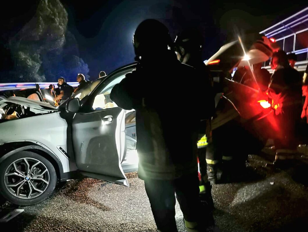 Messina - Ancora sangue sulle strade siciliane. Un terribile incidente si è verificato questa notte sull'autostrada A20 Messina-Palermo, nei pressi dell'uscita della galleria Telegrafo. Secondo una prima ricostruzione, intorno alle 2 di notte una Audi A3, con a bordo due persone, avrebbe improvvisamente sbandato e urtato il guardrail, cappottandosi. La vettura si è quindi fermata di traverso sulla carreggiata, diventando un ostacolo per il traffico.