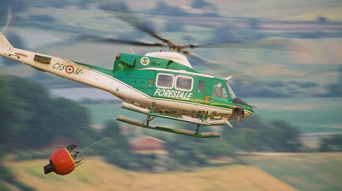 Momenti di apprensione nel Siracusano per la scomparsa di un elicottero del Corpo Forestale impegnato nelle operazioni di spegnimento degli incendi che da giorni stanno devastando l'area. Il velivolo, in azione nella zona di Buccheri, è improvvisamente sparito dai radar.