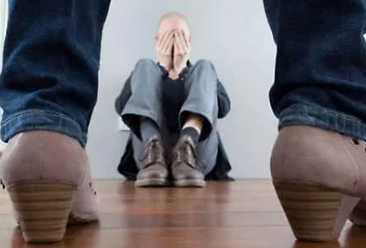 La placida quiete della mezzanotte è stata bruscamente interrotta da uno scontro coniugale che ha superato ogni limite dell'immaginabile, dando un nuovo significato all'espressione "litigare come cane e gatto". La protagonista di questa storia è una donna di 36 anni, che, in uno stato di ubriachezza avanzato, ha strappato una parte delle parti basse al marito in una lite furibonda.
