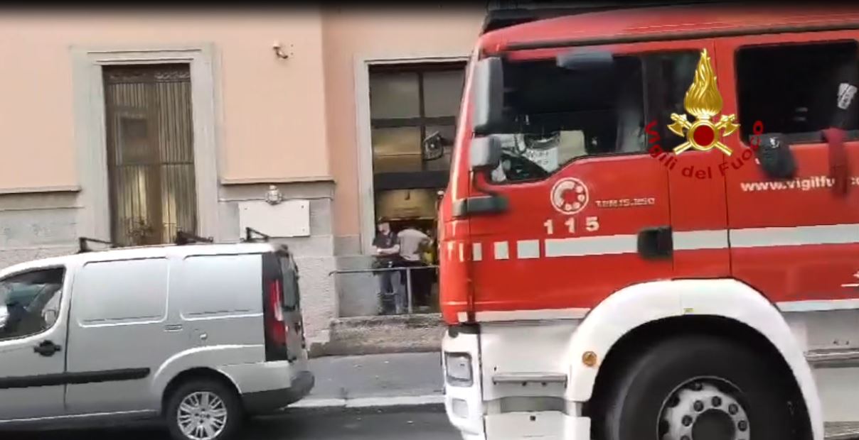 Un incendio divampato nella notte ha provocato una strage nella casa di riposo Casa dei Coniugi, in via dei Cinquecento a Milano. Sei persone hanno perso la vita e altre 81 sono rimaste intossicate dal fumo. Due donne di 69 e 87 anni sono morte carbonizzate, sorprese dalle fiamme divampate prima dell’una e mezza nella loro stanza. Altri quattro ospiti, tre donne di 75, 84 e 85 anni e un uomo di 73, sono deceduti in seguito all’inalazione di fumi.