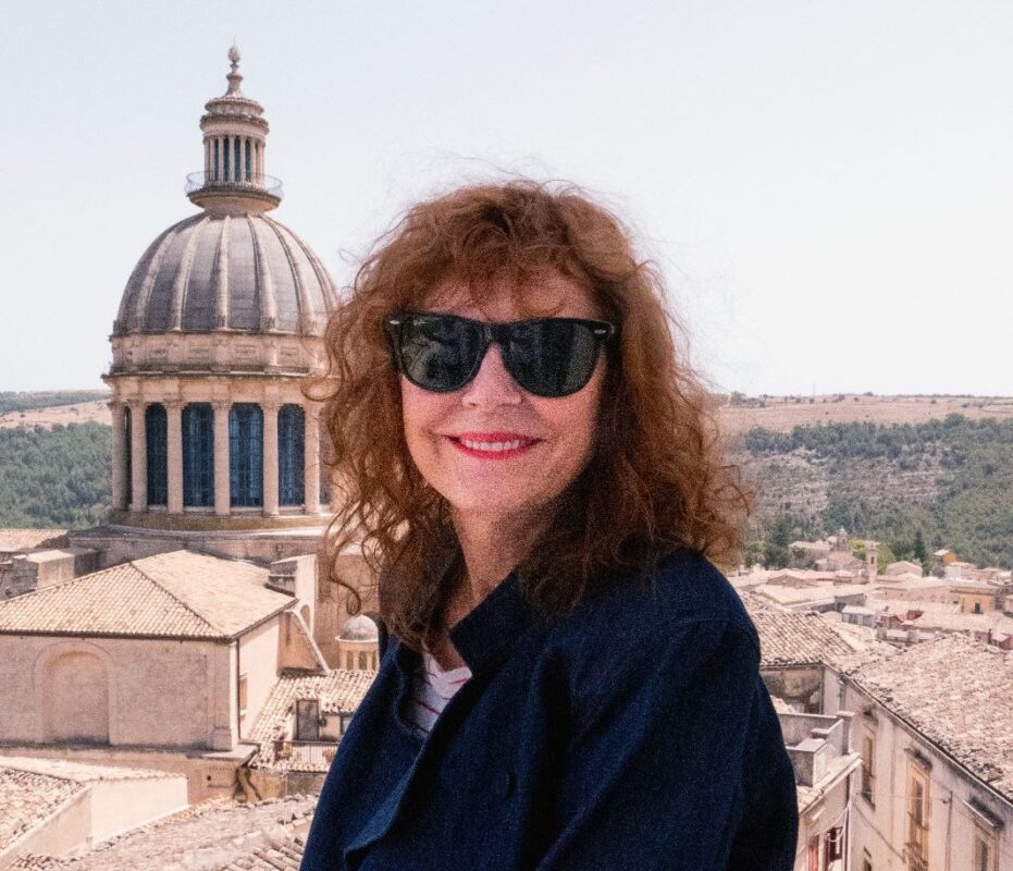 La celebre attrice americana Susan Sarandon, vincitrice di un Premio Oscar, ha fatto recentemente tappa a Ragusa, città alla quale è particolarmente legata per via delle sue origini siciliane. La diva ha colto l'occasione per gustare le prelibatezze della cucina iblea, come testimoniano le foto pubblicate sui social.