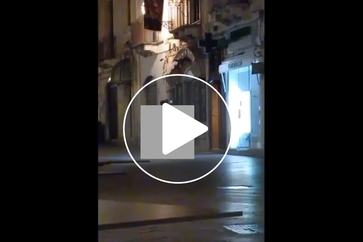 Una coppia sorpresa a fare l'amore per le strade di Taormina, splendido luogo turistico siciliano, meta di migliaia di visitatori ogni giorni. Così la “Perla” siciliana, si conferma, città dell’amore. Lungo corso Umberto c’è chi non perde tempo, ma ahimè non perde tempo ma viene immortalato dalla telecamera di un telefonino. I due piccioncino si lasciano andare a effusioni ben oltre le righe incuranti del fatto che ai tavolini del bar a poca distanza ci sia gente e che vi siano anche dei passanti.