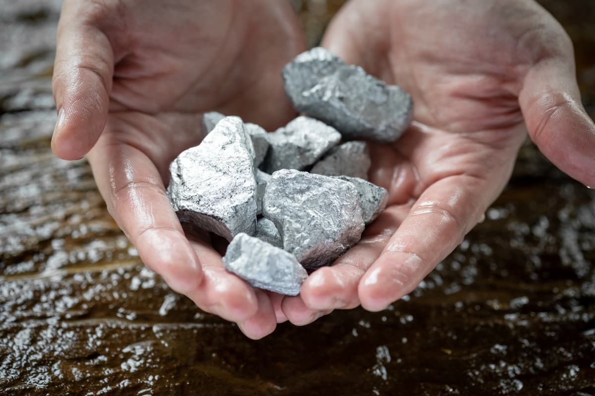 La Sicilia custodisce un tesoro nascosto: è corsa alle miniere La Sicilia possiede un patrimonio minerario di grande interesse, che potrebbe tornare a splendere. Nell'isola si trovano giacimenti di terre rare, materiali sempre più ricercati e preziosi per l'high tech. Il ministro Adolfo Urso vorrebbe riaprire le vecchie miniere siciliane per estrarre questi minerali strategici.