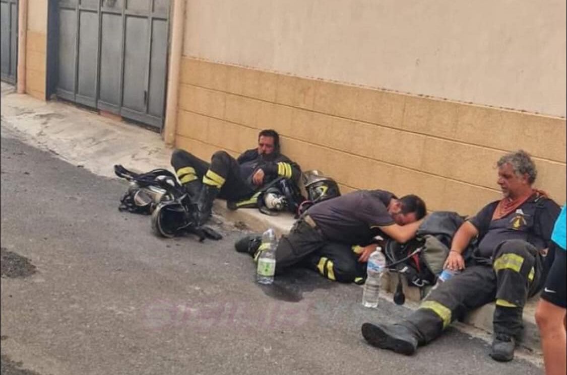 Sono giorni difficili per la Sicilia, messa in ginocchio da devastanti incendi che stanno distruggendo intere aree dell'isola. Boschi, coltivazioni, abitazioni, aziende: il fuoco non risparmia nulla, avanzando inesorabilmente e lasciando dietro di sé solo cenere e desolazione.