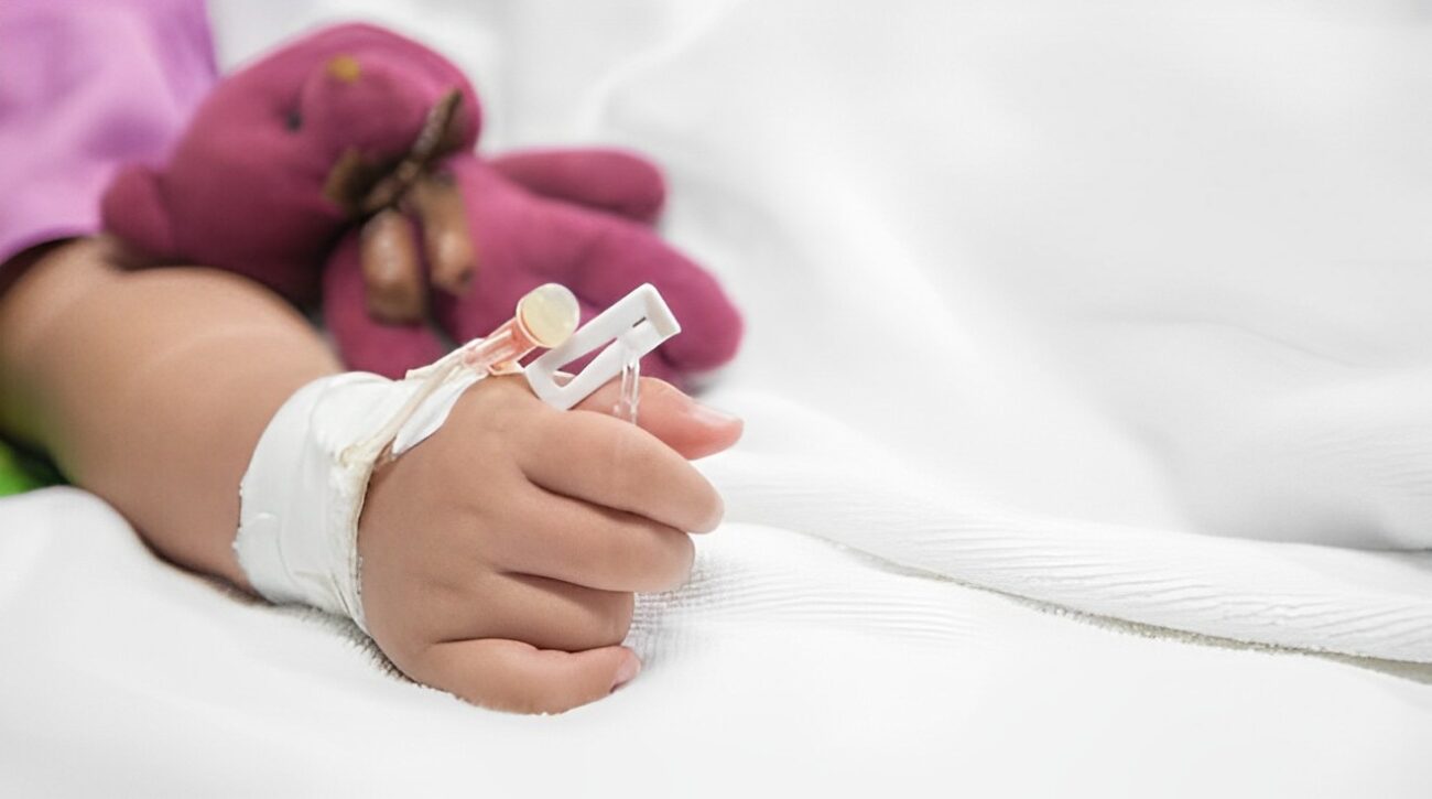 A Palermo c'è cauto ottimismo per le condizioni della bambina di 4 anni che nei giorni scorsi è precipitata dal balcone di casa in corso dei Mille. La piccola, ricoverata all'ospedale dei Bambini, ha iniziato a dare segnali di risveglio dal coma, muovendo la manina e reagendo agli stimoli esterni. La prognosi resta riservata ma i medici adesso sperano che non ci siano gravi danni neurologici, a differenza di quanto emerso dalla prima Tac.