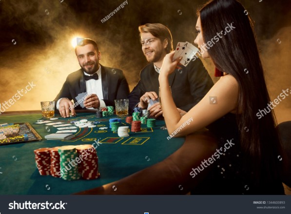 Oggi, il poker è il gioco di carte in assoluto più praticato a livello internazionale. Per dare un’idea della sua diffusione massiva basti citare per esempio il fatto che, in media, vi si dedichino oltre cento milioni di persone a cadenza annuale solo prendendo in considerazione la sua modalità online.