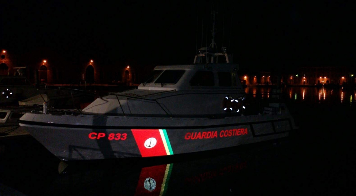 MESSINA - Si conclude nel peggiore dei modi la vicenda del giovane di 22 anni di nazionalità ivoriana scomparso nel pomeriggio di ieri nelle acque antistanti la spiaggia del Ringo a Messina. Il cadavere del ragazzo è stato ritrovato questa mattina a pochi metri dalla riva dai sommozzatori dei Carabinieri, dopo una notte di ricerche serrate.