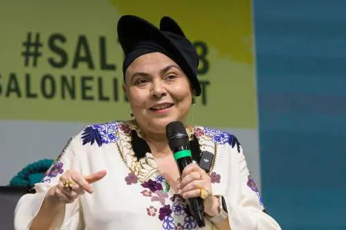 La scrittrice e intellettuale Michela Murgia si è spenta oggi all'età di 51 anni dopo una lunga malattia. La notizia della sua scomparsa getta nello sconforto il mondo della cultura italiana, che perde una delle voci più originali e apprezzate degli ultimi anni.