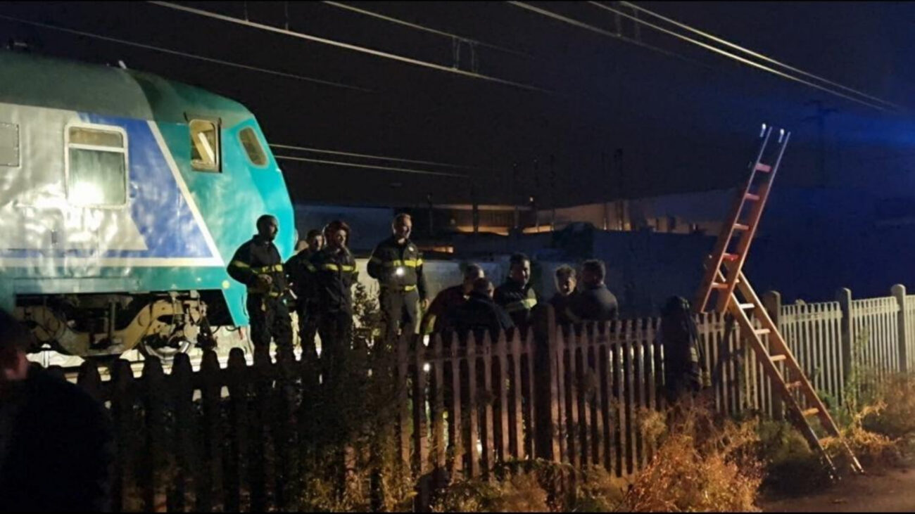 Tragedia sul lavoro nella notte a Brandizzo, in provincia di Torino. Cinque operai sono morti, investiti da un treno passeggeri vuoto in transito sulla linea Torino-Milano. Le vittime stavano effettuando lavori di manutenzione sui binari per conto della ditta Sigifer Srl quando, intorno a mezzanotte, sono stati travolti dal convoglio che viaggiava a circa 160 km/h.