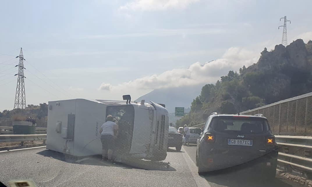 Disagi questa mattina sull'autostrada A19 Palermo-Catania a causa di un incidente stradale avvenuto all'altezza del km 43, tra gli svincoli di Trabia e Termini Imerese. Un camper si è ribaltato autonomamente per cause in corso di accertamento, occupando parte della carreggiata.