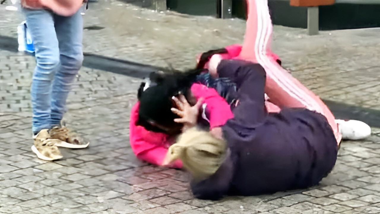 Momenti di terrore in una villa di Riposto, dove due donne russe in vacanza sono venute alle mani, con un bilancio di un ferito grave che rischia di perdere l'uso delle braccia.