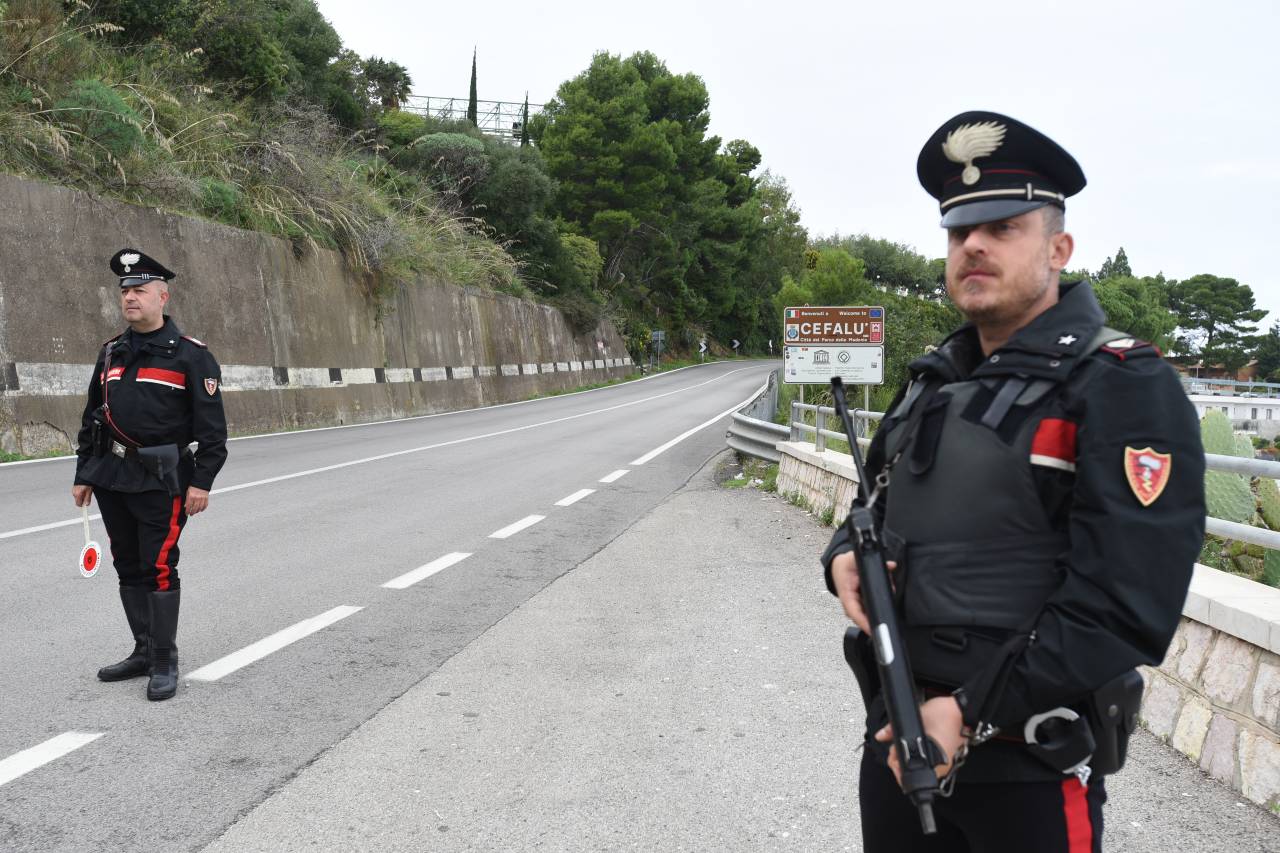 I Carabinieri della Compagnia di Cefalù hanno eseguito un'ordinanza di custodia cautelare agli arresti domiciliari, emessa dal Giudice per le Indagini Preliminari del Tribunale di Termini Imerese, nei confronti di un 30enne di origini messinesi, indagato per omicidio stradale aggravato, perché commesso in stato di ebrezza alcolica e di alterazione psicofisica conseguente all’assunzione di sostanze stupefacenti.