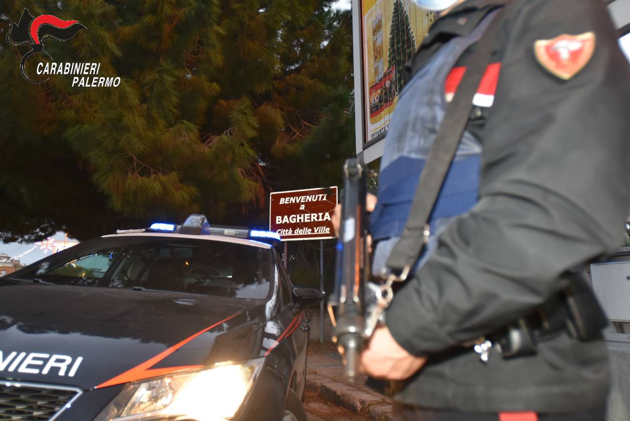 I Carabinieri del Comando Provinciale di Palermo hanno arrestato in flagranza di reato un termitano di 31 anni, già noto alle forze dell’ordine, con l’accusa di detenzione e spaccio di crack, e denunciato il fratello 34enne bagherese.