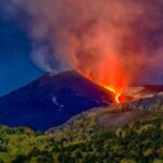Nuova spettacolare eruzione sull'Etna: chiude Fontanarossa