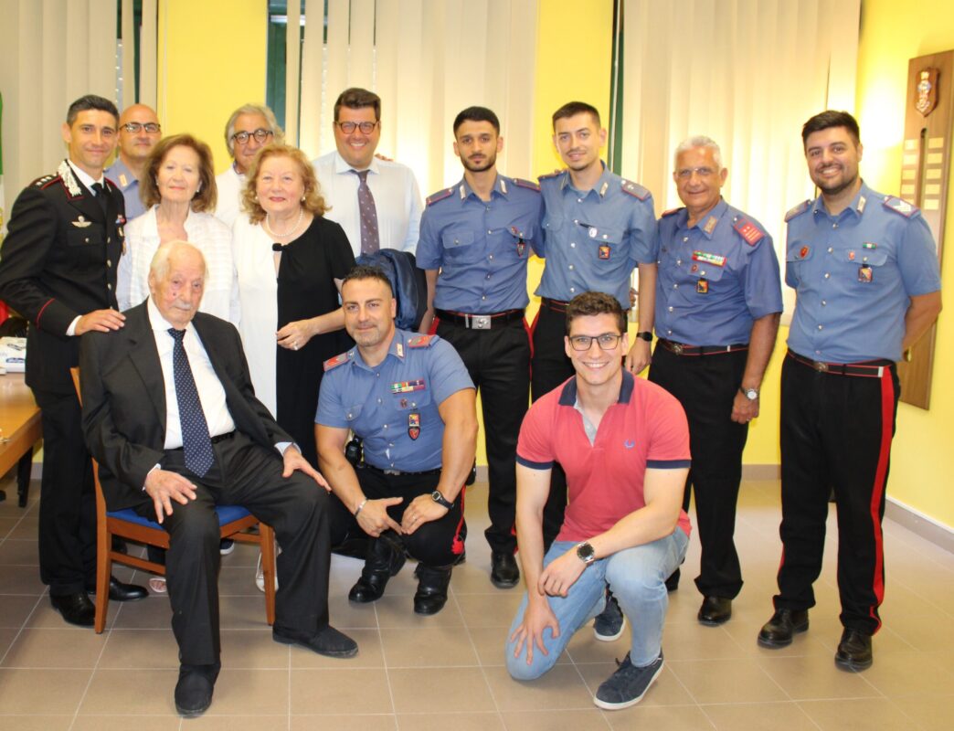 Grande festa nei Carabinieri, il Vice Brigadiere Pietro Di Russo compie 102 anni Bagheria - Un compleanno speciale quello del Vice Brigadiere Pietro Di Russo che ieri ha festeggiato 102 anni nella caserma dei Carabinieri di Bagheria (PA) dove un tempo prestava servizio.