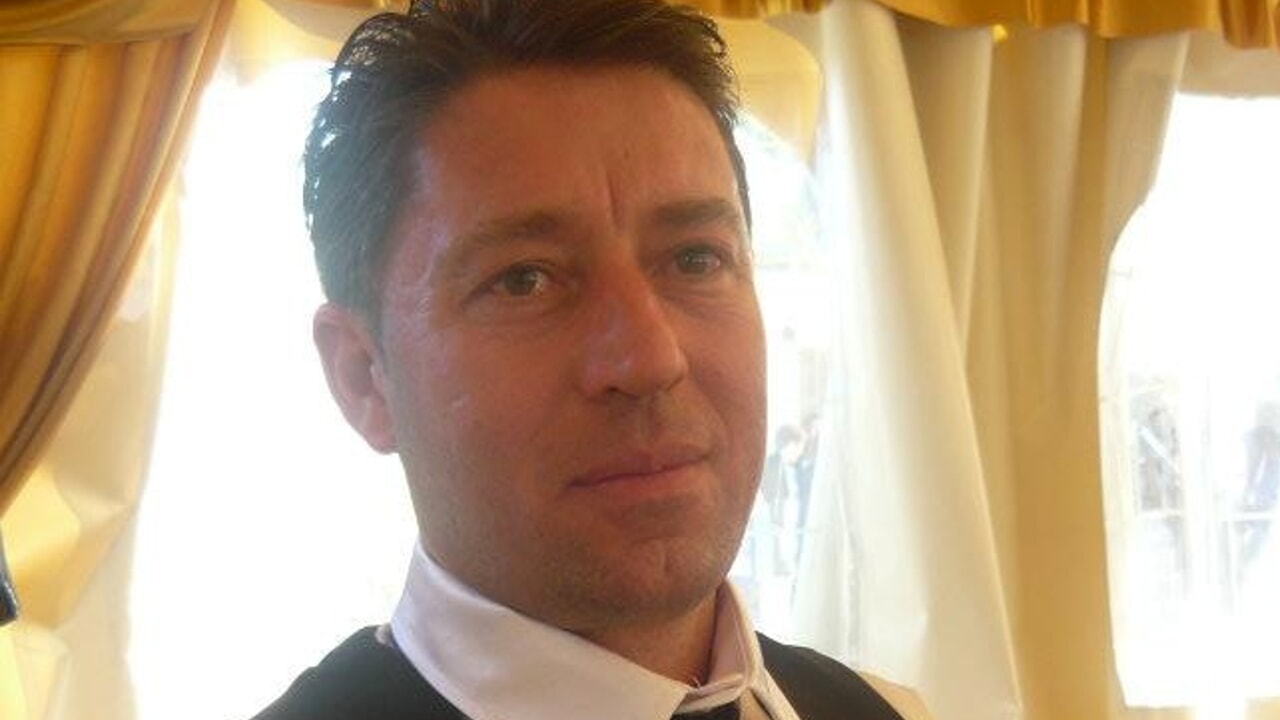 Una banale caduta si è trasformata in tragedia per Giuseppe Savoca, 55enne di Taormina deceduto al Policlinico di Messina dopo due settimane di agonia. L'uomo era inciampato e precipitato in un burrone mentre stava raggiungendo la sua auto dopo una cena con amici.