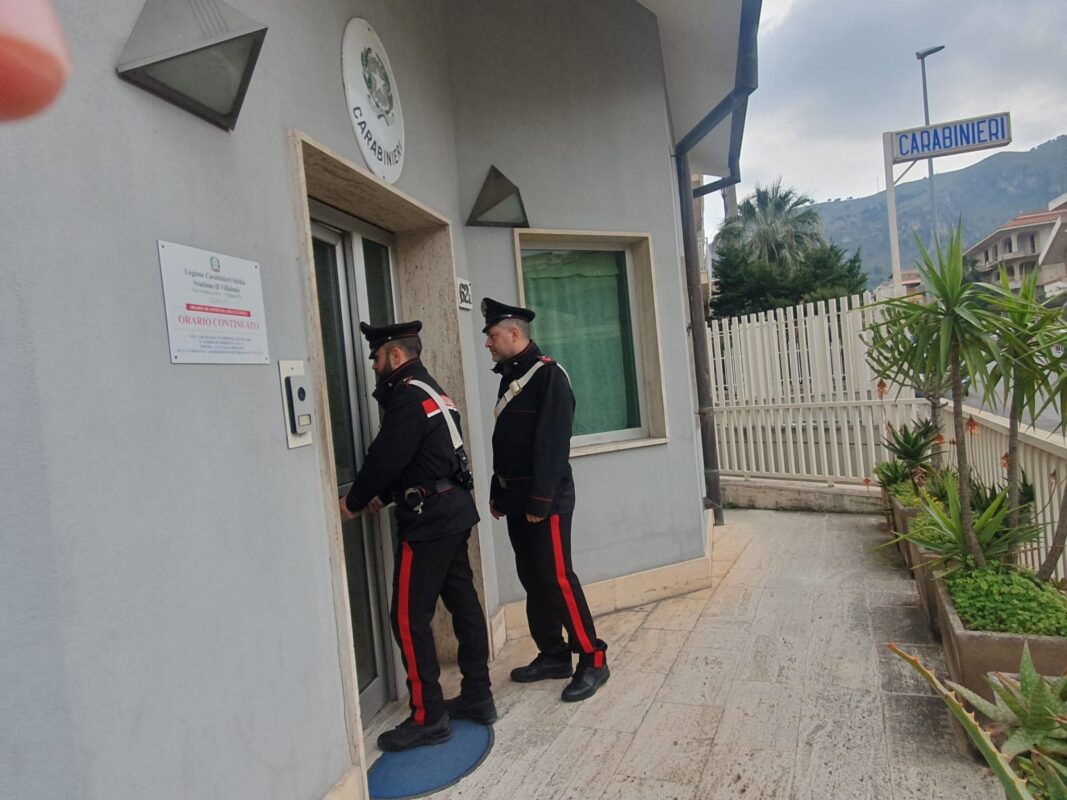 MISILMERI - Importante operazione antidroga dei Carabinieri della Sezione Radiomobile di Misilmeri, che nella notte tra martedì e mercoledì hanno arrestato due uomini provenienti dall'agrigentino con l'accusa di detenzione e spaccio di sostanze stupefacenti. I militari, impegnati in un servizio di controllo del territorio mirato alla prevenzione e repressione del traffico di droga nel comune di Villabate, hanno notato un'auto sospetta transitare in via Pomara, strada senza uscita e non di passaggio.