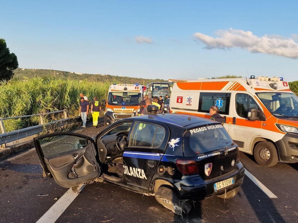 Bagheria è in apprensione per le condizioni di F. D. S., 38enne vittima di un grave incidente stradale avvenuto lunedì sull'autostrada all'altezza di Rometta. La giovane stava rientrando a casa dopo il turno di lavoro notturno presso un'agenzia di vigilanza privata a Messina.