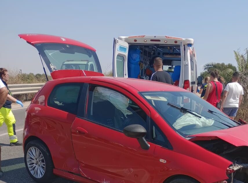 Violento incidente stradale sulla provinciale 20 Comiso-Santa Croce Camerina, in provincia di Ragusa. Lo scontro, le cui cause sono in via di accertamento, è avvenuto al km 7 intorno alle 11 di oggi, martedì 16 agosto.