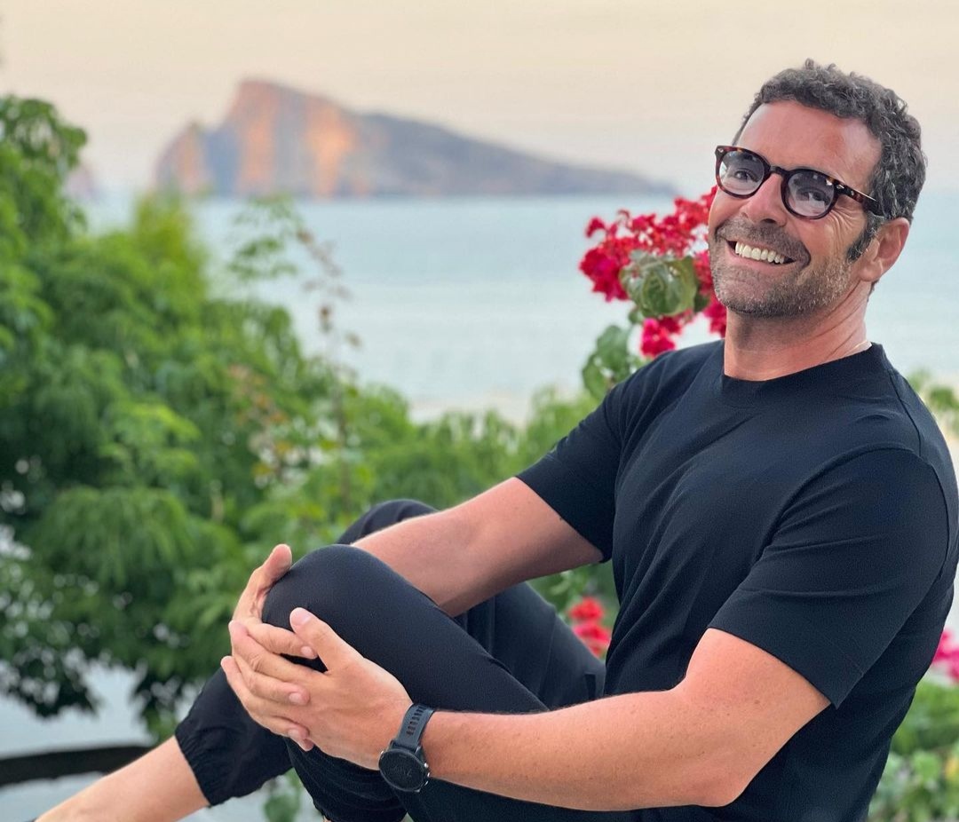 Alberto Matano sta trascorrendo le vacanze in Sicilia, alle isole Eolie: il conduttore è stato avvistato e fotografato a Panarea