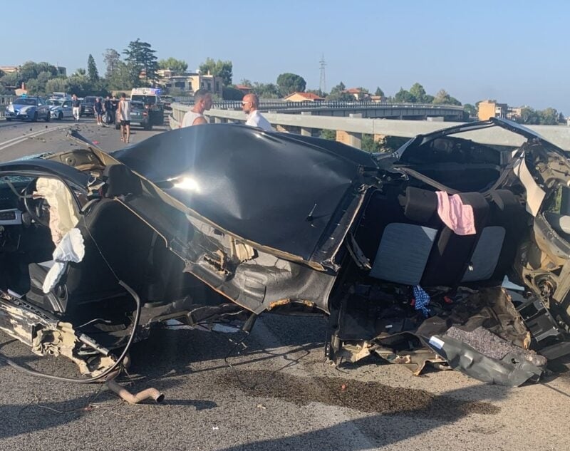 Gravissimo incidente stradale nel pomeriggio di oggi sulla Palermo-Sciacca, poco prima dello svincolo per Altofonte. Intorno alle 17.30 si è verificato un terribile scontro frontale tra due auto, che ha causato il ferimento di almeno tre persone.