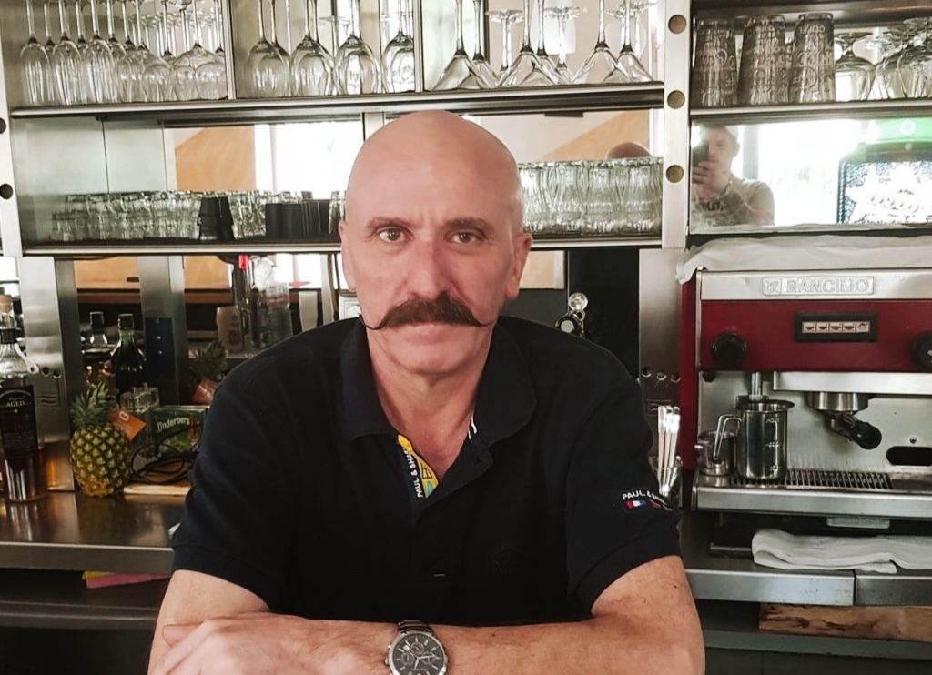 Un omicidio scuote la comunità degli emigrati siciliani in Germania. Pino Sambito, 57enne originario di Palma di Montechiaro ma da anni residente a Ludwigshafen am Rhein, è stato ucciso all'interno del suo bar con diverse coltellate alla gola e al corpo.