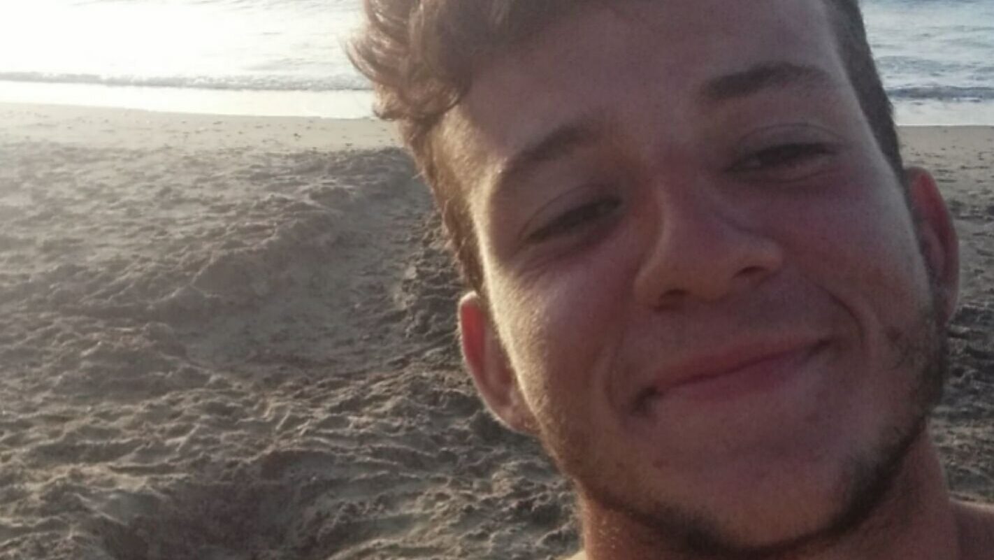 Una tragedia improvvisa ha colpito la comunità di Campofelice di Roccella, in provincia di Palermo. È morto nel giorno del suo 25esimo compleanno Salvatore Crisanti, conosciuto e benvoluto da tutti in paese. Il ragazzo era stato colpito un anno fa da una grave malattia, dalla quale però sembrava essersi ripreso. Purtroppo un’emorragia cerebrale non gli ha lasciato scampo pochi giorni fa, gettando familiari e amici nella disperazione.