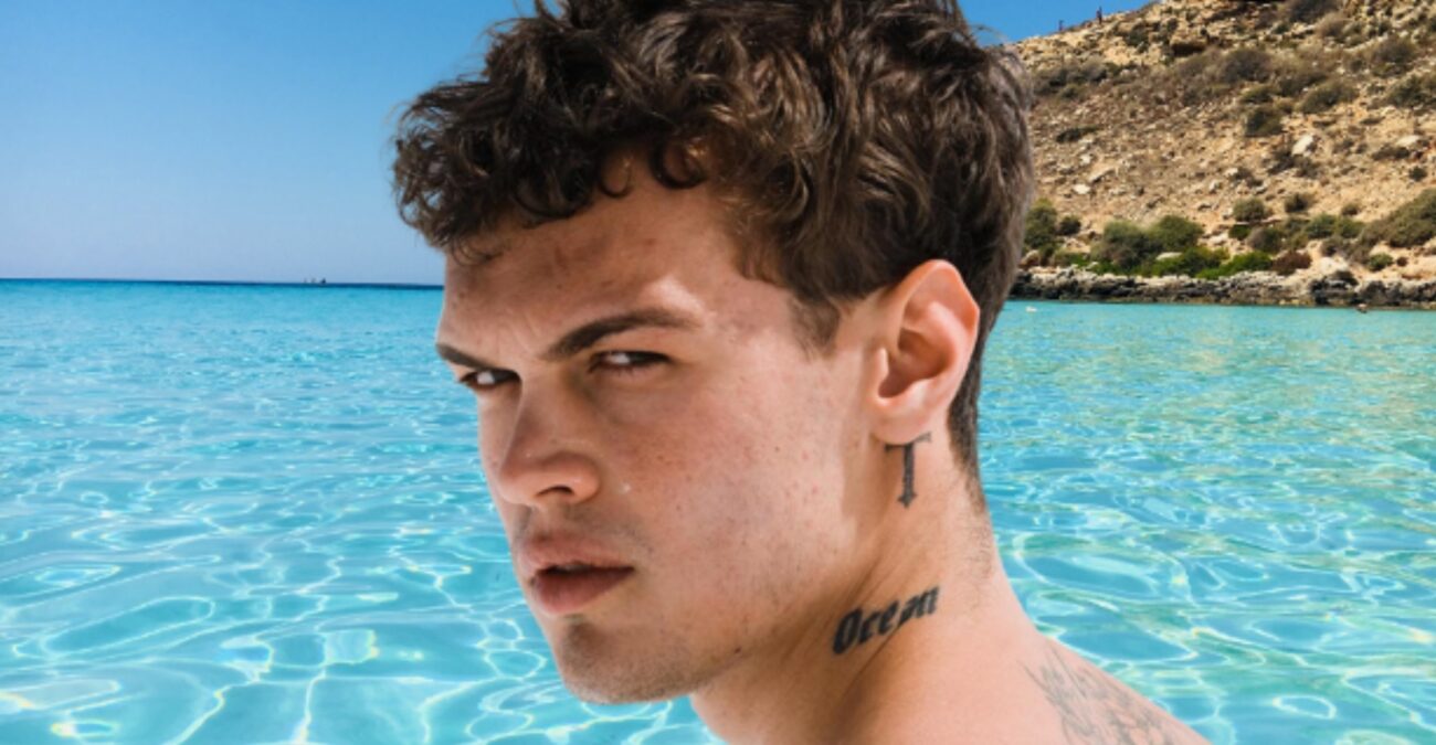 Dopo il grande successo e i numerosi impegni dei mesi scorsi, il giovane cantautore Blanco si concede una vacanza a Lampedusa, perla del mar Mediterraneo.