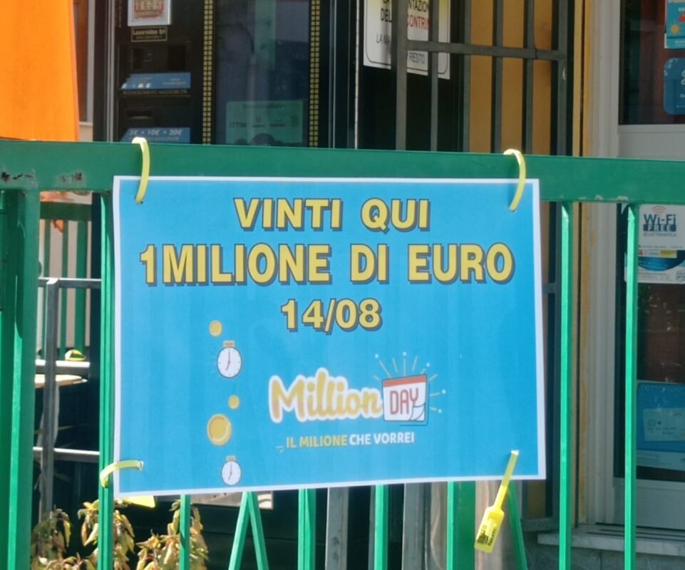 Sorprendente vincita milionaria nella tranquilla Acquedolci, paesino siciliano in provincia di Messina. Un fortunatissimo giocatore si è aggiudicato la stratosferica somma di 1 milione di euro spendendo appena 2€ in una schedina del Million Day.