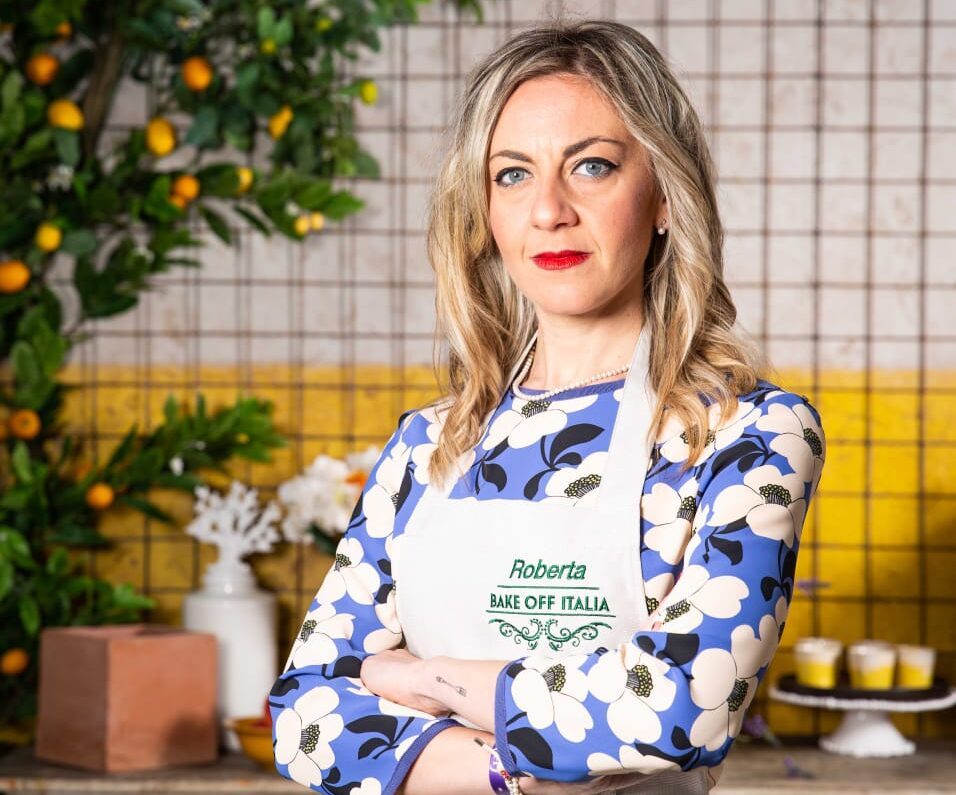 Debutta venerdì 8 settembre in prima serata su Real Time l'undicesima edizione di Bake Off Italia, il popolare cooking show che vede pasticceri amatoriali sfidarsi ai fornelli. Tra i 16 concorrenti in gara quest'anno c'è anche la professoressa messinese Roberta Caruso, 38 anni, insegnante di storia al collegio “Sant’Ignazio” del capoluogo peloritano.