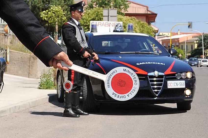 Un cittadino di origine tunisina ha tentato di portare via dalle braccia della mamma il proprio bimbo