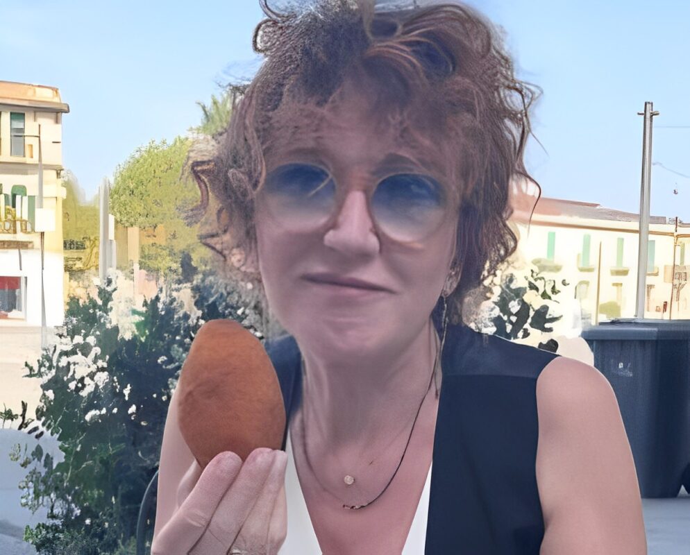 Fiorella Mannoia, dopo i concerti a Palermo, Catania e Siracusa per il suo tour estivo, ha fatto tappa a Messina per godersi un po' di relax e assaggiare le specialità locali. La cantante romana è stata immortalata in un video pubblicato sul suo profilo Instagram mentre gusta un arancino in Piazza Cairoli, nel cuore della città dello Stretto.