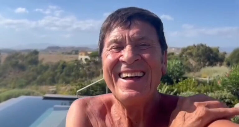 Gianni Morandi ammira rapito il panorama della Valle dei Templi di Agrigento