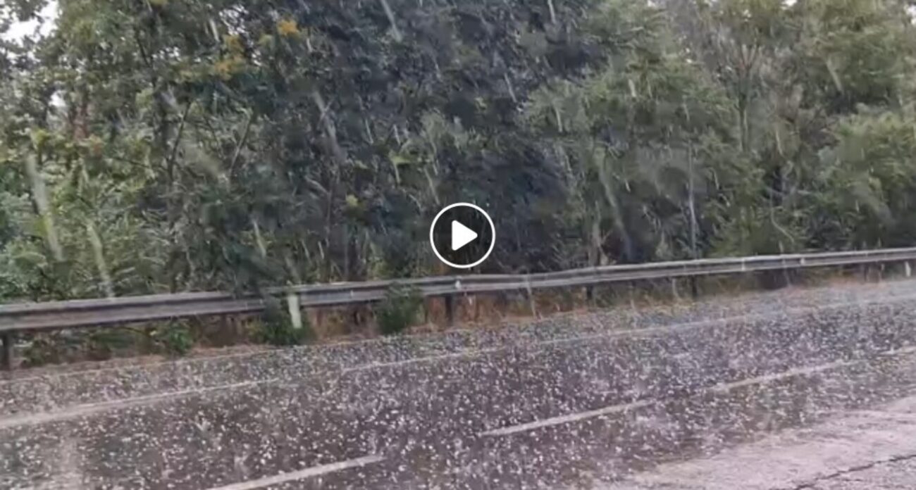 Nelle ultime ore la Sicilia centrale è stata colpita da forti temporali che hanno portato intense grandinate e piogge in diverse zone dell'isola. In particolare nella provincia di Enna si sono registrati fenomeni intensi nella zona di Piazza Armerina, come documentato da un video girato da David Cartarrasa che mostra una forte grandinata abbattutasi sulla città. La grandine ha imbiancato le strade e creato non pochi disagi alla popolazione locale.