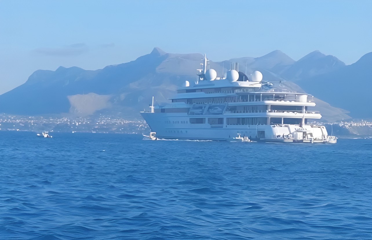 Avvistato a Palermo lo yacht Katara dell'Emiro del Qatar: meraviglia e stupore