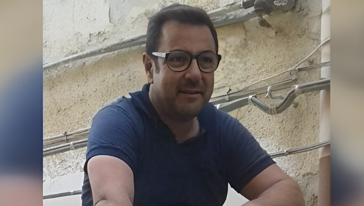 Un terribile incidente domestico è costato la vita ad Aldo Ferrara, 50enne autista residente ad Alcamo. L'uomo, sposato e padre di un figlio di 12 anni, è tragicamente precipitato dal terzo piano di un palazzo in via Madonna del Riposo, perdendo la vita sul colpo.