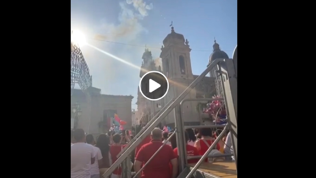 MILITELLO VAL DI CATANIA - Doveva essere una festa di gioia e allegria per onorare il Santo Patrono, ma si è trasformata in tragedia. Nel corso dei festeggiamenti in onore del Santissimo Salvatore a Militello in Val di Catania, un uomo è morto e diversi sono rimasti feriti in quello che doveva essere un momento di festa.