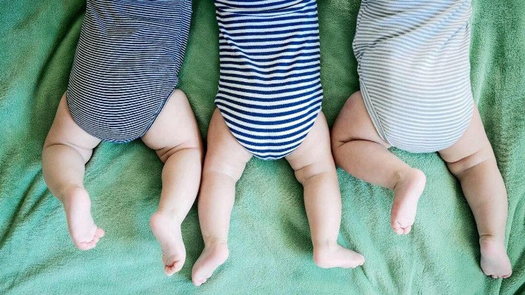 Una splendida notizia di gioia e speranza arriva dall'ospedale Giovanni Paolo II di Ragusa, dove è avvenuto un raro e bellissimo parto trigemellare. La neomamma è la 29enne Clorinda Nanì, al suo primo parto, mentre il neopapà è Dino Di Benedetto, 30 anni, entrambi originari di Scicli.