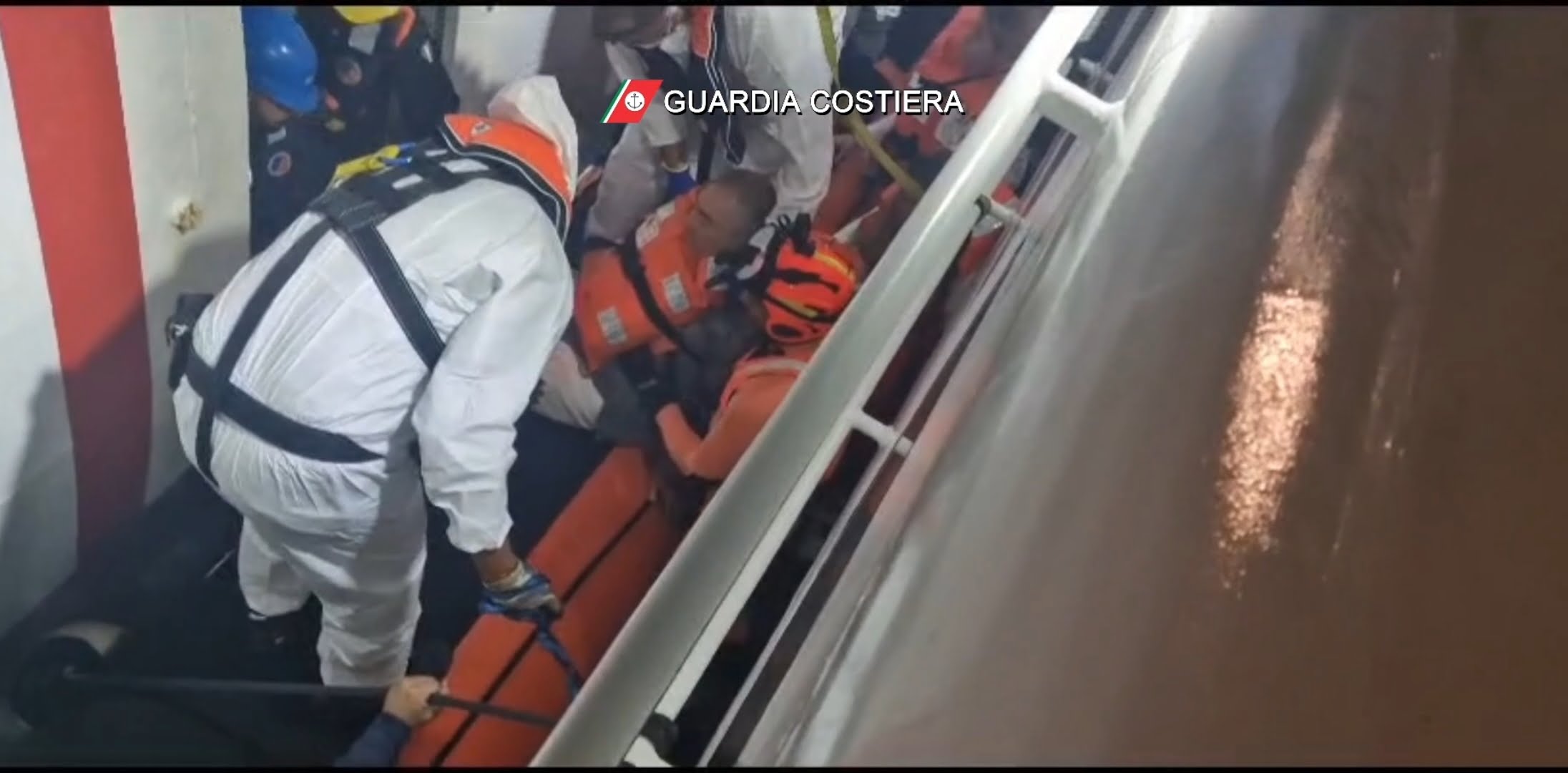 Paura a bordo del traghetto Cossyra: incendio In navigazione e passeggeri evacuati